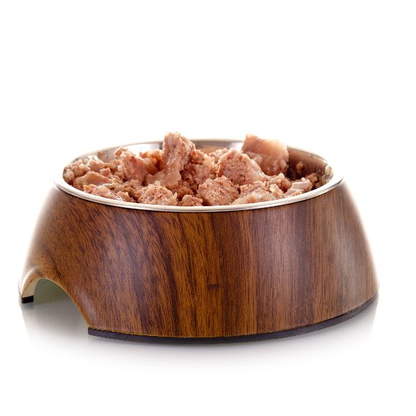 Schüssel aus Holz mit feuchtem Hundefutter in brauner Farbe.